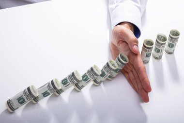 Düşme durdurma bir kişinin yüksek açı görünümü masanın üzerinde banknot kadar haddelenmiş