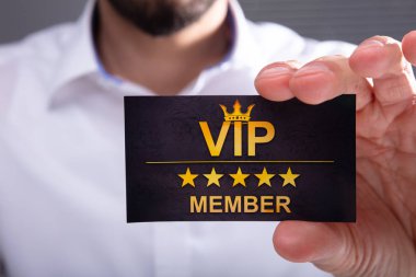 VIP üye kartı gösteren bir işadamı el Close-up