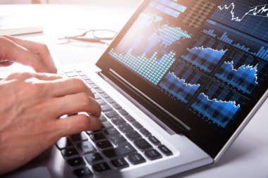 Bir işadamı el laptop grafik analiz Close-up