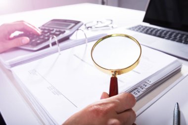 Bill Office büyüteç ile analiz bir işadamının'ın el Close-up