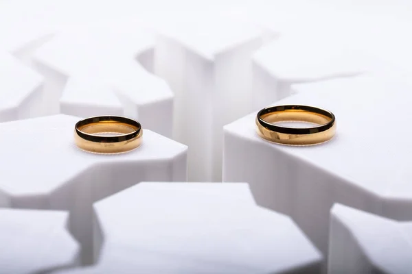 Dois Anéis Casamento Separados Superfície Rachada — Fotografia de Stock