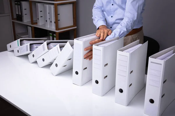 Mann Stoppt Fallende Akten Auf Schreibtisch Büro — Stockfoto