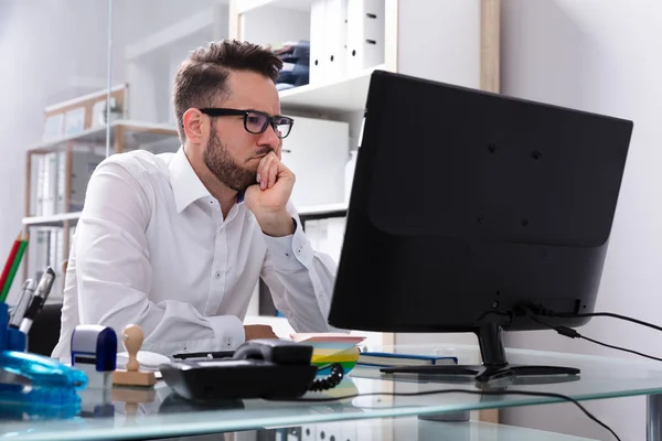 Jeune Homme Affaires Regardant Écran Ordinateur Bureau — Photo