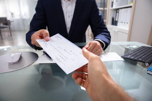 Mão Empresário Dando Cheque Sobre Mesa Vidro — Fotografia de Stock