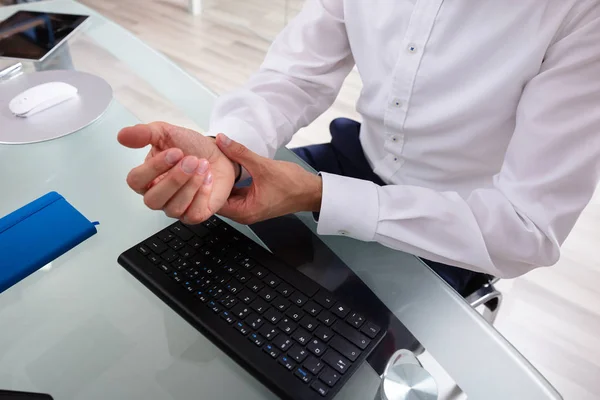 Zakenman Pijnlijke Pols Houden Glazen Bureau — Stockfoto