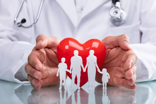 Mão Doutor Proteger Coração Vermelho Com Figura Família Mesa Reflexiva — Fotografia de Stock