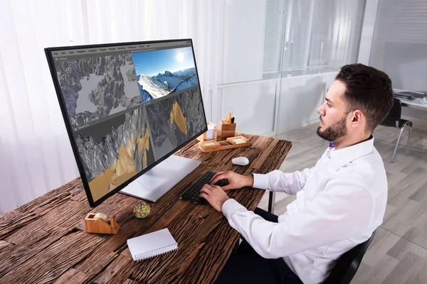 Homem Jovem Que Edita Paisagem Computador Sobre Mesa Madeira — Fotografia de Stock