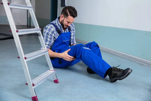 Handyman Toccando Gamba Ferita Dopo Essere Caduto Dalla Scala — Foto Stock