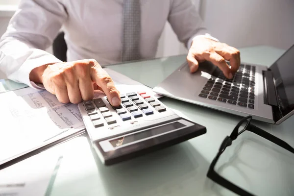 Close Van Een Zakenman Hand Met Laptop Calculator — Stockfoto