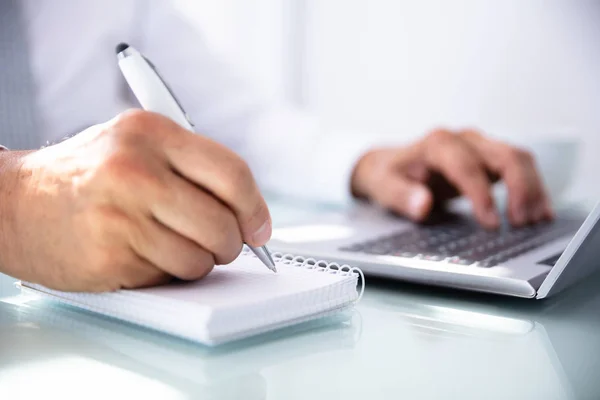 Nahaufnahme Der Handschrift Eines Geschäftsmannes Tagebuch Über Dem Schreibtisch — Stockfoto