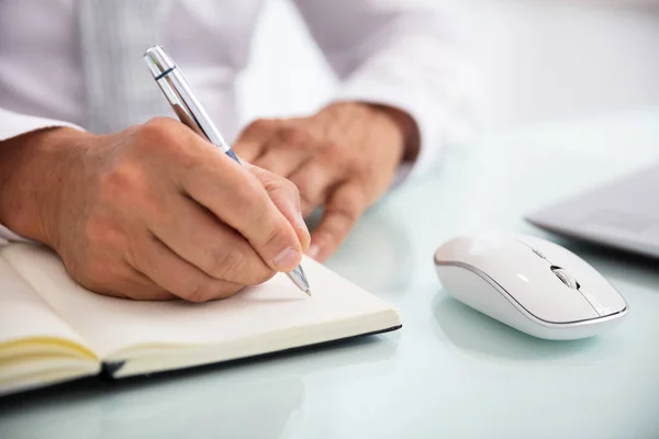 Närbild Näringsidkares Hand Skriva Schema Dagbok Med Penna — Stockfoto