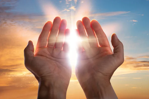 Крупним Планом Молитися Руки Сонячним Світлом — стокове фото