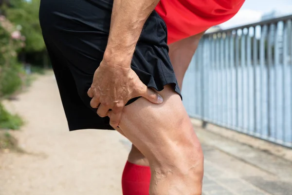 Närbild Man Runner Håller Hans Skadade Ben — Stockfoto