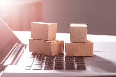 Yakın çekim Laptop tuş takımı üzerindeki küçük karton kutu