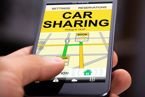 Persoon Met Car Sharing Applicatie Mobiele Telefoon — Stockfoto