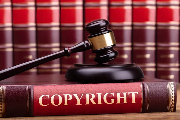 Close Madeira Juiz Gavel Copyright Law Book — Fotografia de Stock