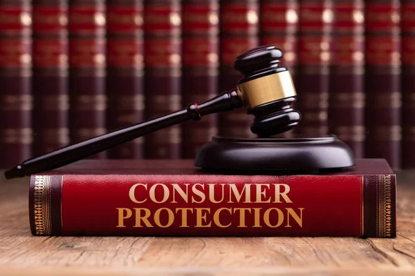 Gavel Soundboard Livro Lei Proteção Consumidor Sobre Tabela Madeira — Fotografia de Stock