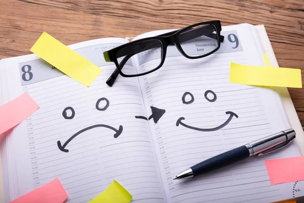 Iconos Emoción Triste Feliz Dibujado Diario Con Pluma Las Gafas —  Fotos de Stock