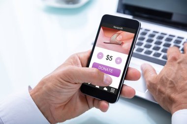 Bir işadamı el cep telefonu Online para bağış Close-up