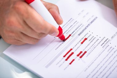 Bir işadamının'ın el işaretçisi belge üzerinde tutarak Close-up