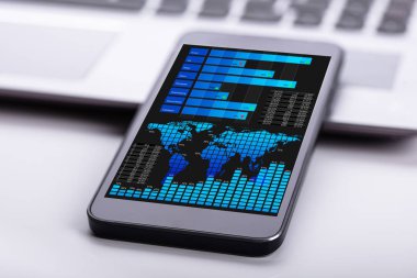 Resepsiyon grafik ve harita üzerinde ekran üzerinde hareket eden telefon