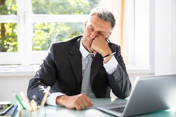 Foto Trött Mogen Affärsman Sover Office — Stockfoto