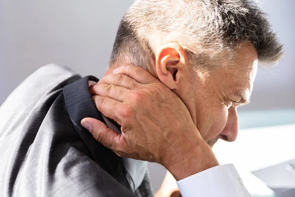 首の痛みを持つ成熟したビジネスマンのクローズ アップ — ストック写真