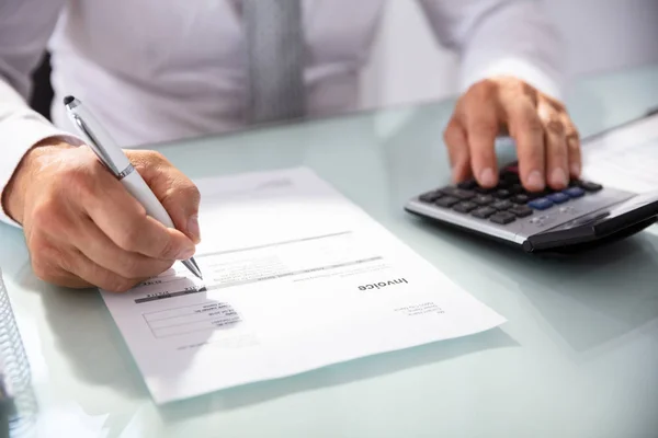 Nahaufnahme Der Hand Eines Geschäftsmannes Bei Der Berechnung Der Rechnung — Stockfoto