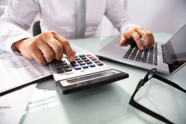 Primer Plano Mano Hombre Negocios Usando Ordenador Portátil Calculadora —  Fotos de Stock