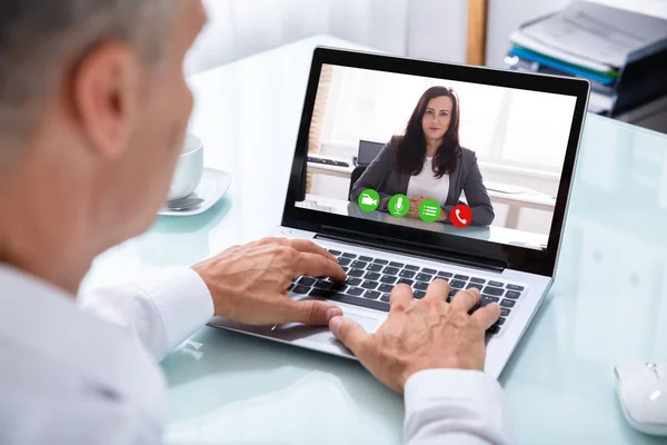 Närbild Affärsman Hand Videokonferenser Med Kvinnlig Kollega Laptop — Stockfoto