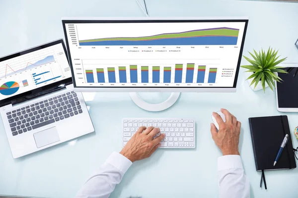 Hochwinkelansicht Der Hand Eines Geschäftsmannes Bei Der Analyse Von Graphen — Stockfoto