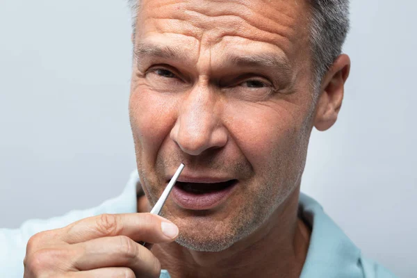 Крупный План Пожилого Человека Боли Удаление Волос Носа Пинцетом — стоковое фото