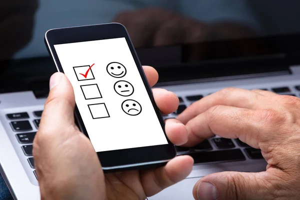 Detail Lidské Ruky Držící Smartphone Zaškrtnuto Políčko Úsměv Ikony Obrazovce — Stock fotografie