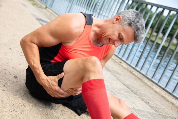 太ももの筋肉の捻挫と中年の男性のクローズ アップ — ストック写真
