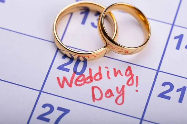 Due Anelli Oro Sul Calendario Con Red Wedding Day Testo — Foto Stock