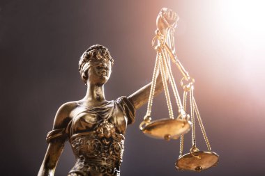 Adalet heykeli siyah arka plan üzerinde renkli altın yakın çekim