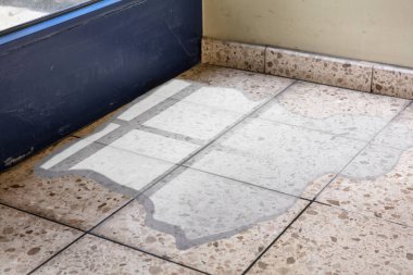 Sular altında kattan evde su kaçağı