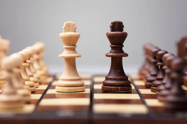 Brown White King Pièce Échecs Sur Jeu Société — Photo