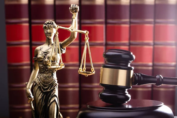 Close Van Bruin Hamer Met Een Standbeeld Van Justitie Front — Stockfoto