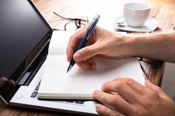 Person Hand Writing Black Notebook Using Pen Laptop — Stock Photo, Image