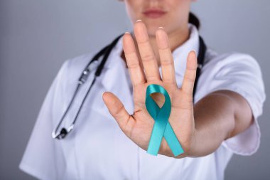 Yumurtalık kanseri bilinçlendirme erkek doktor el Close-up