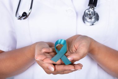 Bir kadın doktor el ile yumurtalık kanseri bilinçlendirme gösterilen yeşil şerit Close-up