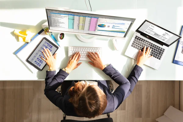 Översiktsbild Affärskvinna Gör Multitasking Arbete Elektroniska Enheter — Stockfoto