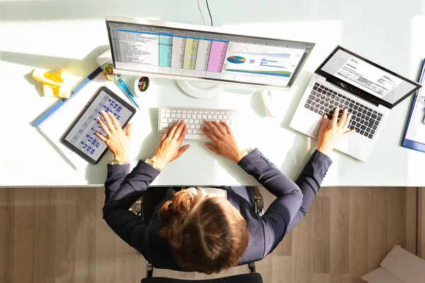 Overhead Ansicht Einer Geschäftsfrau Bei Multitasking Arbeit Elektronischen Geräten — Stockfoto