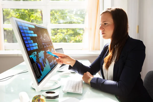 Junge Geschäftsfrau Analysiert Diagramme Computer Arbeitsplatz — Stockfoto