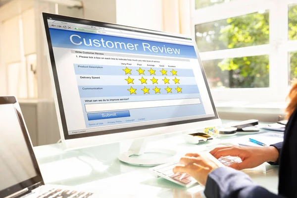 Close Businesswoman Hand Filling Customer Review Form Computer Screen — Stock Photo, Image