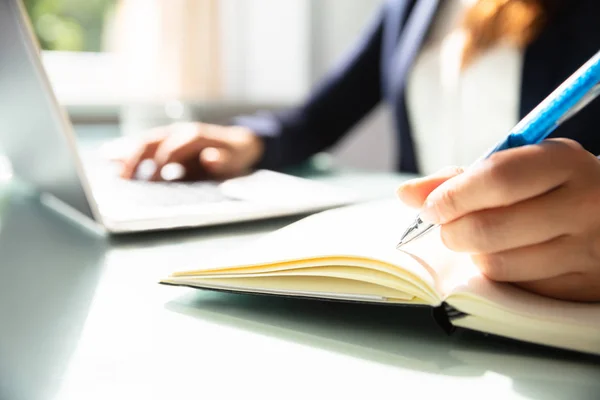 Nahaufnahme Der Handschriftlichen Notiz Einer Geschäftsfrau Mit Stift Tagebuch Über — Stockfoto