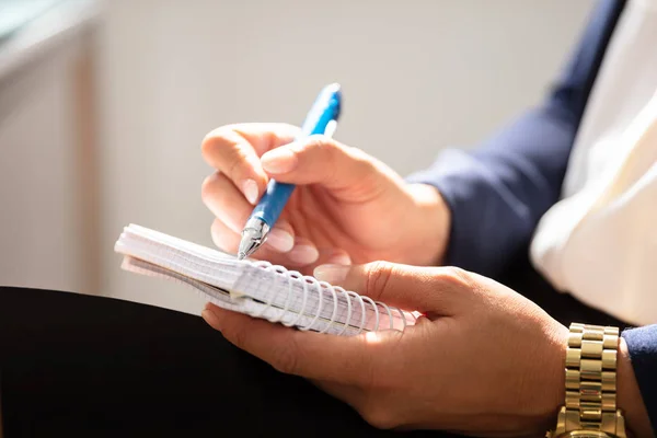 Κοντινό Πλάνο Του Επιχειρηματίας Χέρι Γραφής Σημείωση Πένα Στο Σημειωματάριο — Φωτογραφία Αρχείου