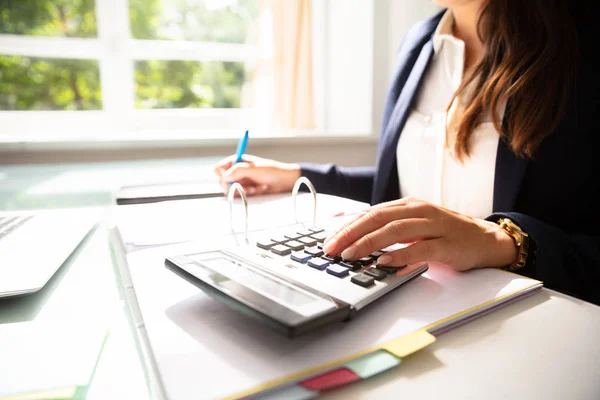 Businesswoman Hand Calculating Invoice Calculator Office Dalam Bahasa Inggris — Stok Foto