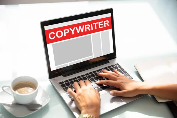 Vrouwelijke Copywriter Hand Bezig Met Laptop Schrijven Artikel Office — Stockfoto